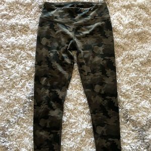 Like new camo leggings